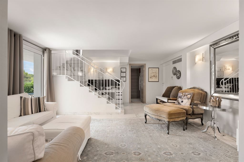 luxury villa 8 Rooms for sale on MOUGINS (06250)