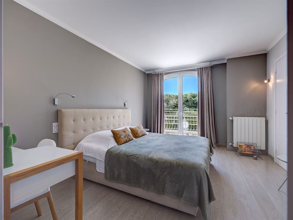 luxury house 8 Rooms for sale on LA ROQUETTE SUR SIAGNE (06550)