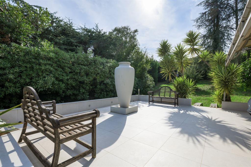 luxury house 8 Rooms for sale on LA ROQUETTE SUR SIAGNE (06550)