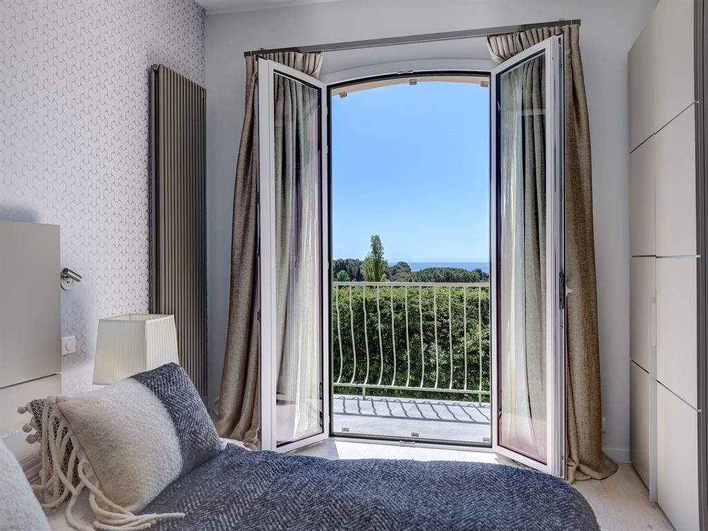 luxury house 8 Rooms for sale on LA ROQUETTE SUR SIAGNE (06550)