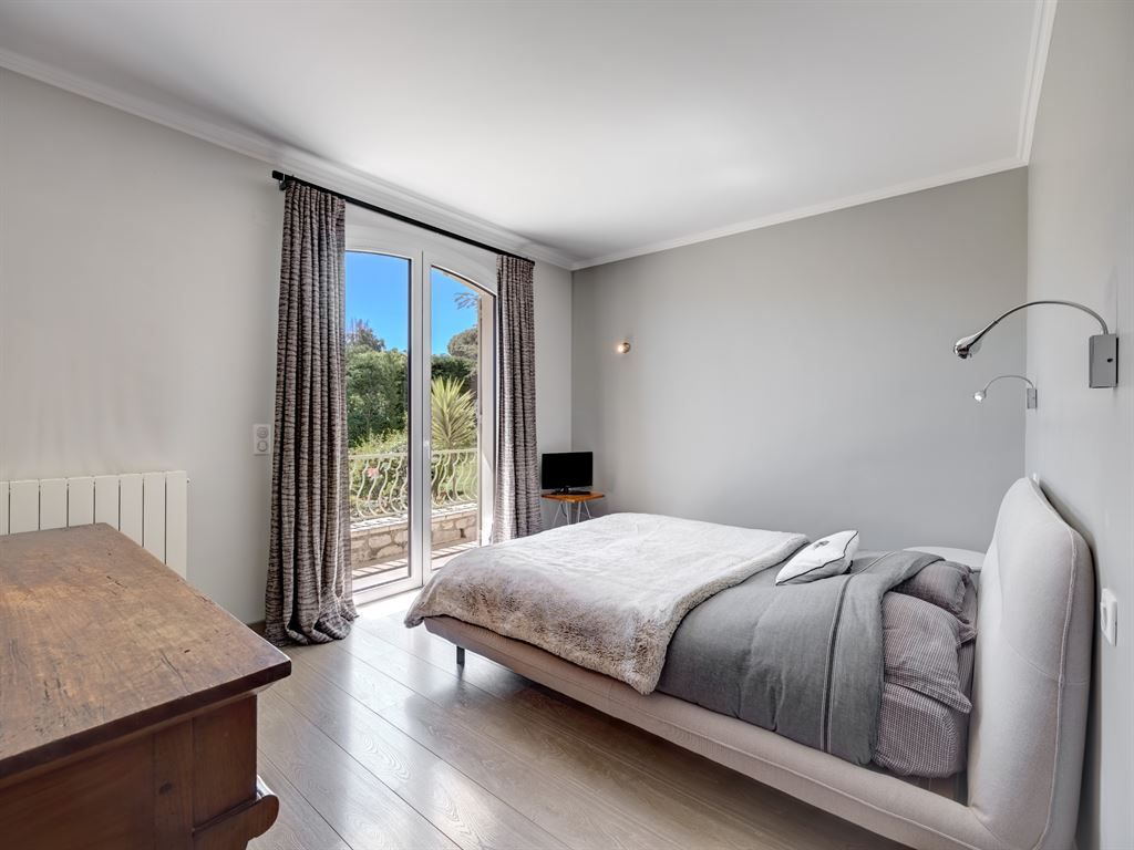 luxury house 8 Rooms for sale on LA ROQUETTE SUR SIAGNE (06550)