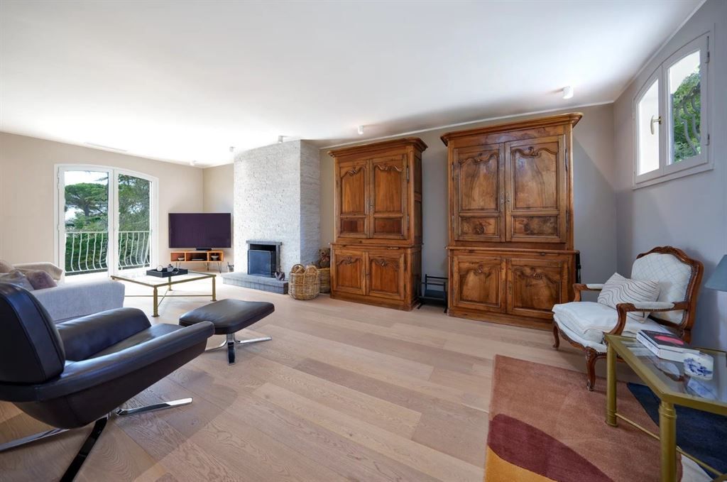 luxury house 8 Rooms for sale on LA ROQUETTE SUR SIAGNE (06550)