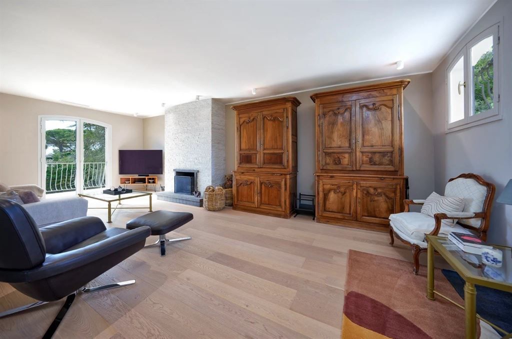 luxury house 8 Rooms for sale on LA ROQUETTE SUR SIAGNE (06550)