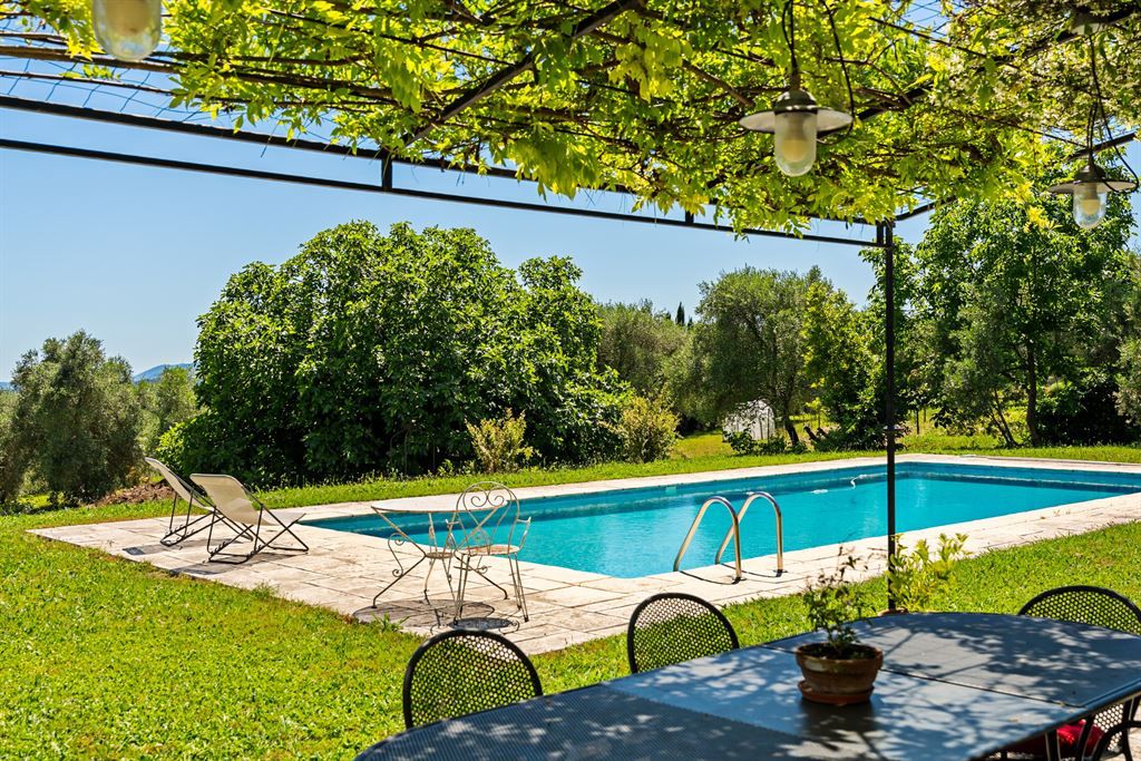 luxury villa 9 Rooms for sale on GRASSE (06130)