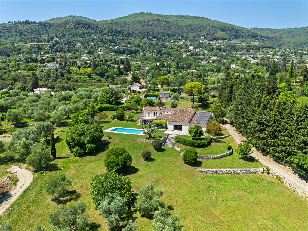 luxury villa 9 Rooms for sale on GRASSE (06130)