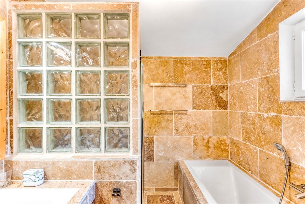 luxury villa 9 Rooms for sale on GRASSE (06130)