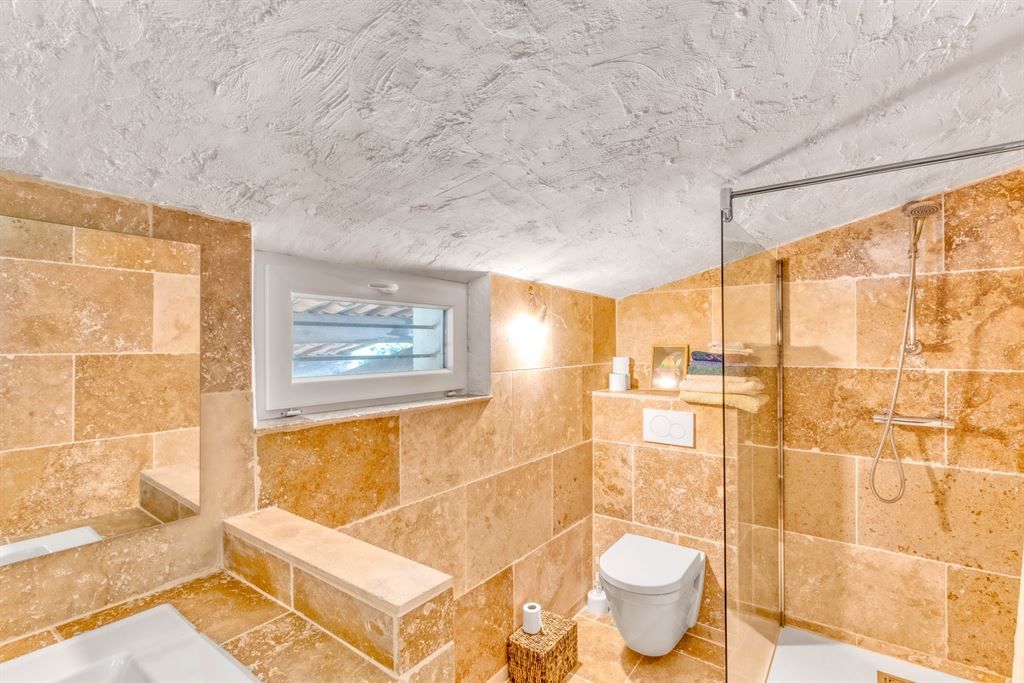 luxury villa 9 Rooms for sale on GRASSE (06130)