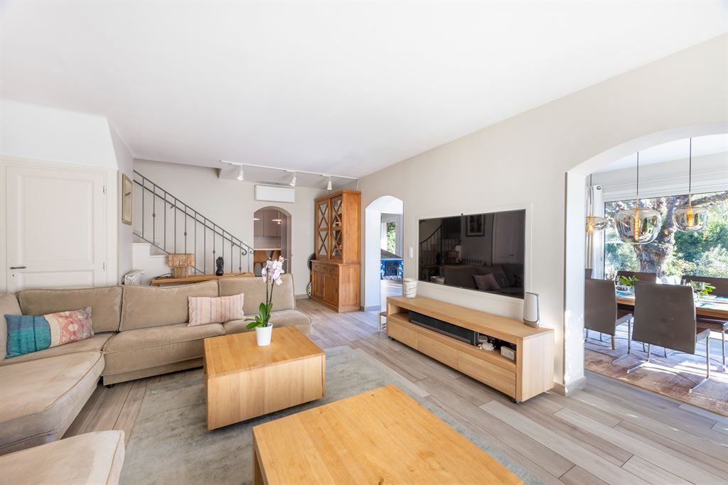 luxury villa 8 Rooms for sale on PEYMEINADE (06530)