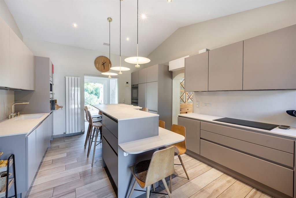 luxury villa 8 Rooms for sale on PEYMEINADE (06530)