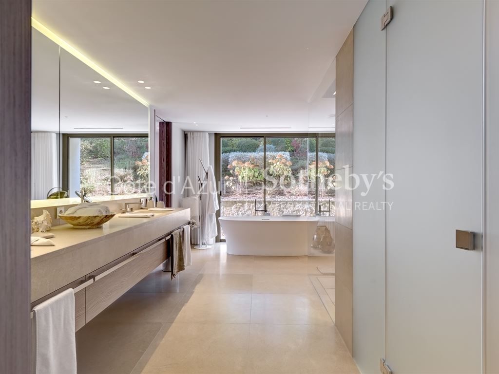 contemporary house 17 Rooms for sale on MOUGINS (06250)