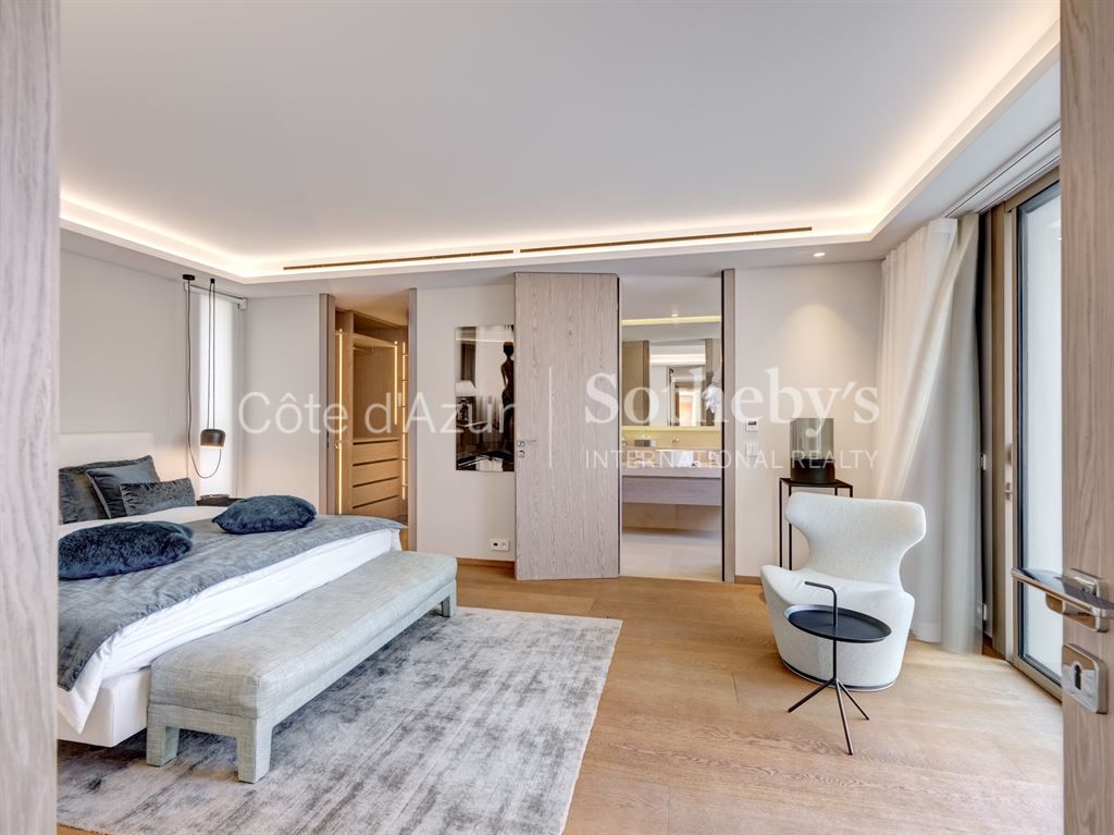 contemporary house 17 Rooms for sale on MOUGINS (06250)