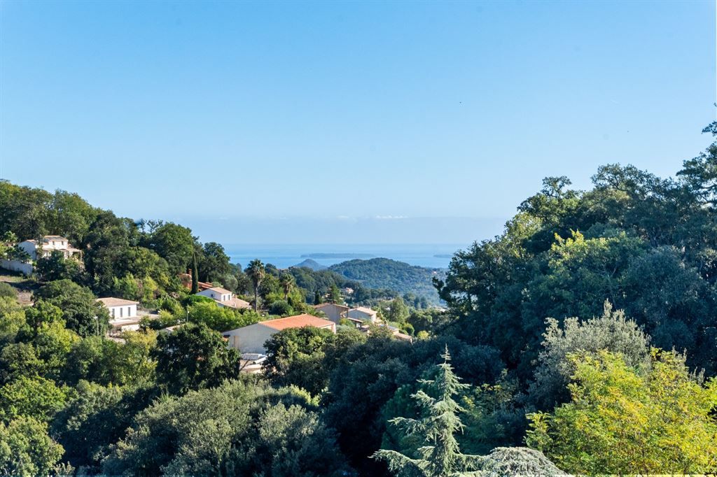luxury apartment 4 Rooms for sale on LES ADRETS DE L ESTEREL (83600)