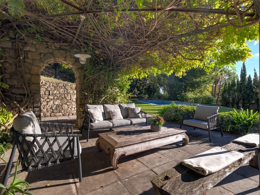 luxury provencale house 11 Rooms for sale on CHATEAUNEUF GRASSE (06740)