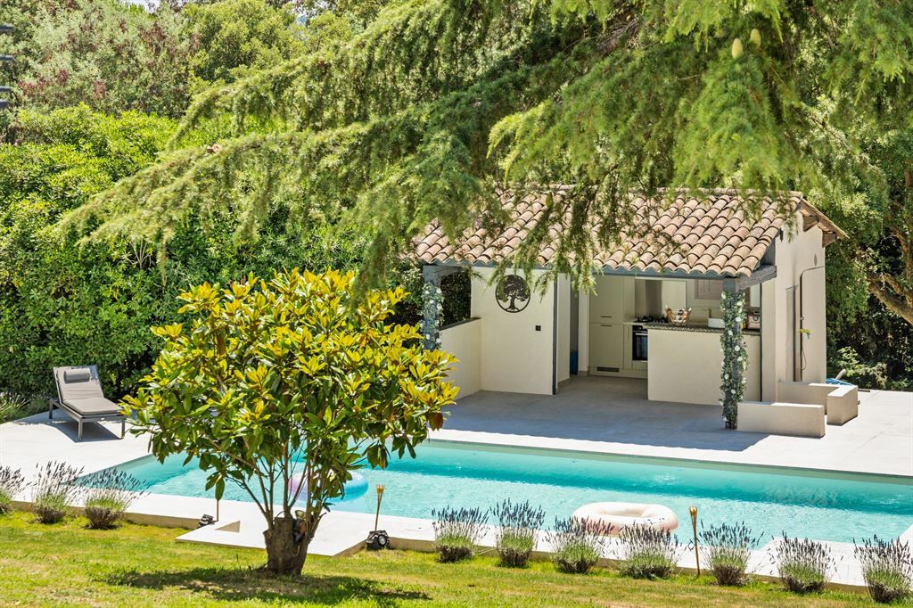 luxury villa 7 Rooms for sale on GRASSE (06130)
