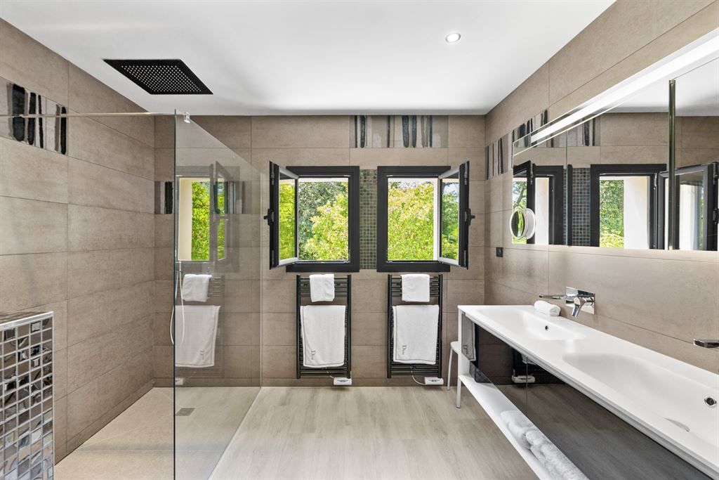 luxury villa 7 Rooms for sale on GRASSE (06130)