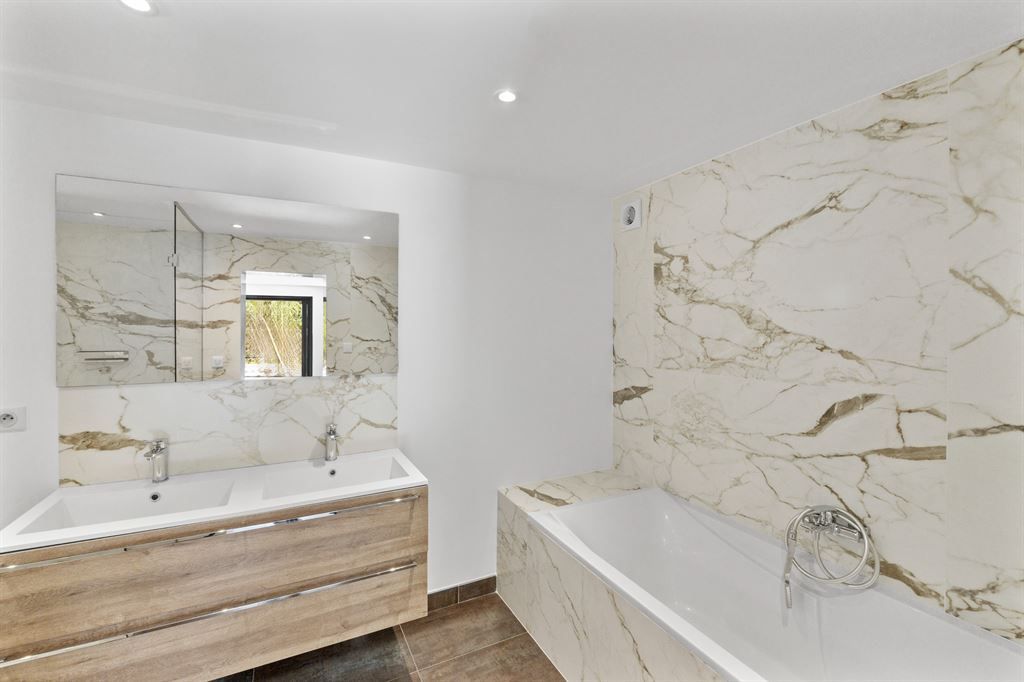 luxury villa 7 Rooms for sale on GRASSE (06130)