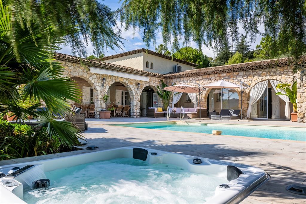 luxury villa 10 Rooms for sale on PEYMEINADE (06530)