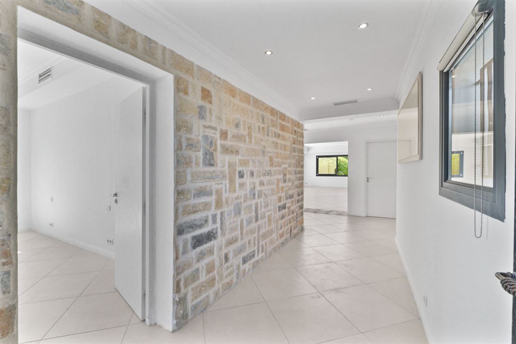 contemporary house 4 Rooms for sale on MOUGINS (06250)