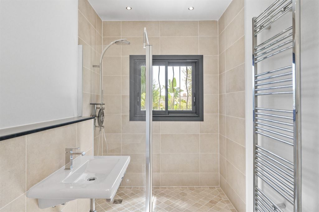 contemporary house 4 Rooms for sale on MOUGINS (06250)