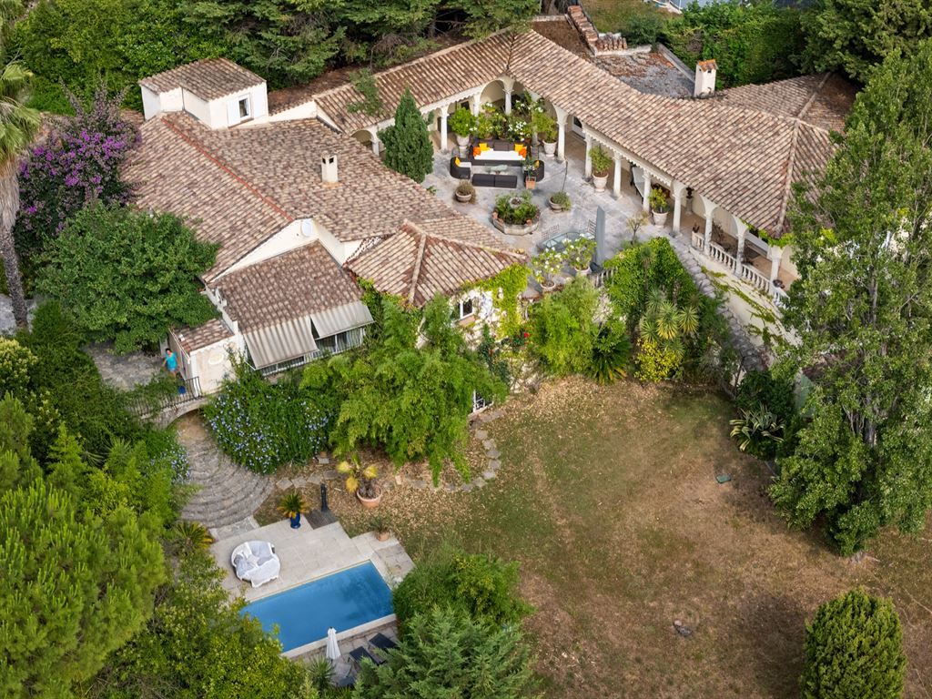 luxury villa 7 Rooms for sale on GRASSE (06130)