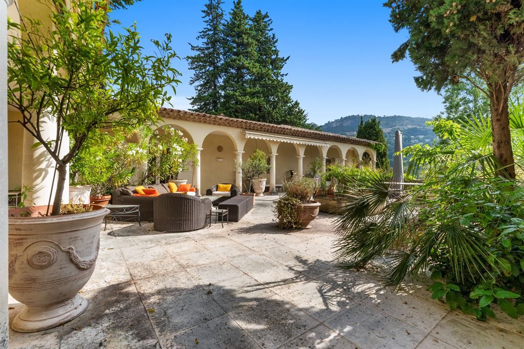 luxury villa 7 Rooms for sale on GRASSE (06130)