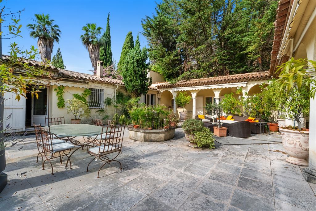 luxury villa 7 Rooms for sale on GRASSE (06130)