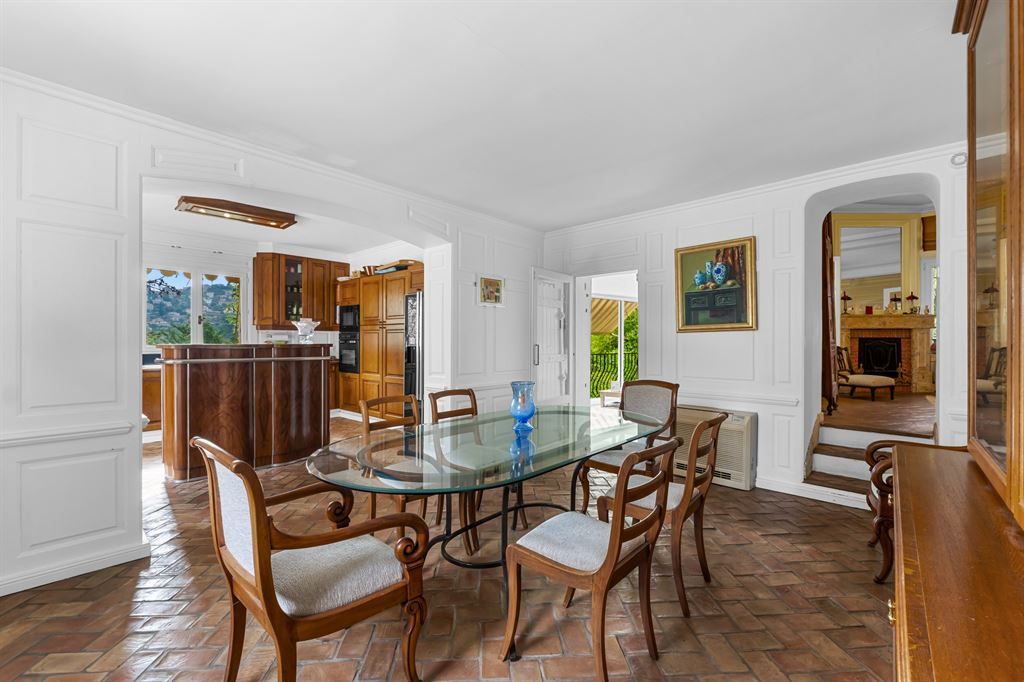 luxury villa 7 Rooms for sale on GRASSE (06130)