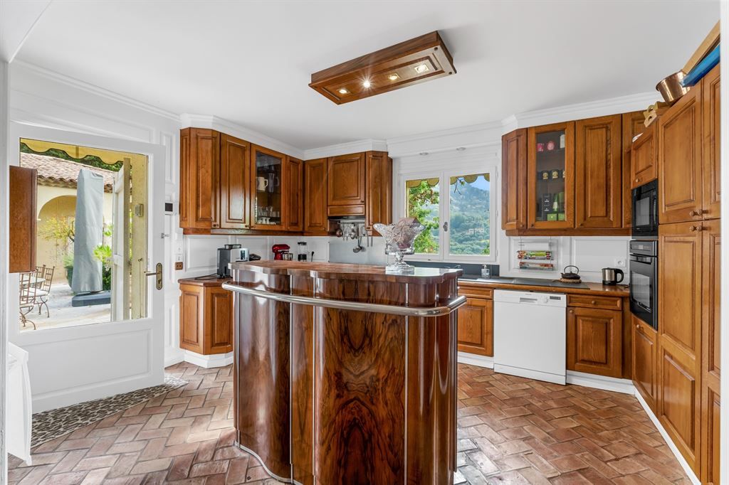 luxury villa 7 Rooms for sale on GRASSE (06130)