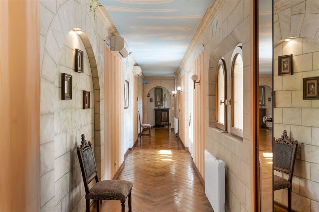 luxury villa 7 Rooms for sale on GRASSE (06130)