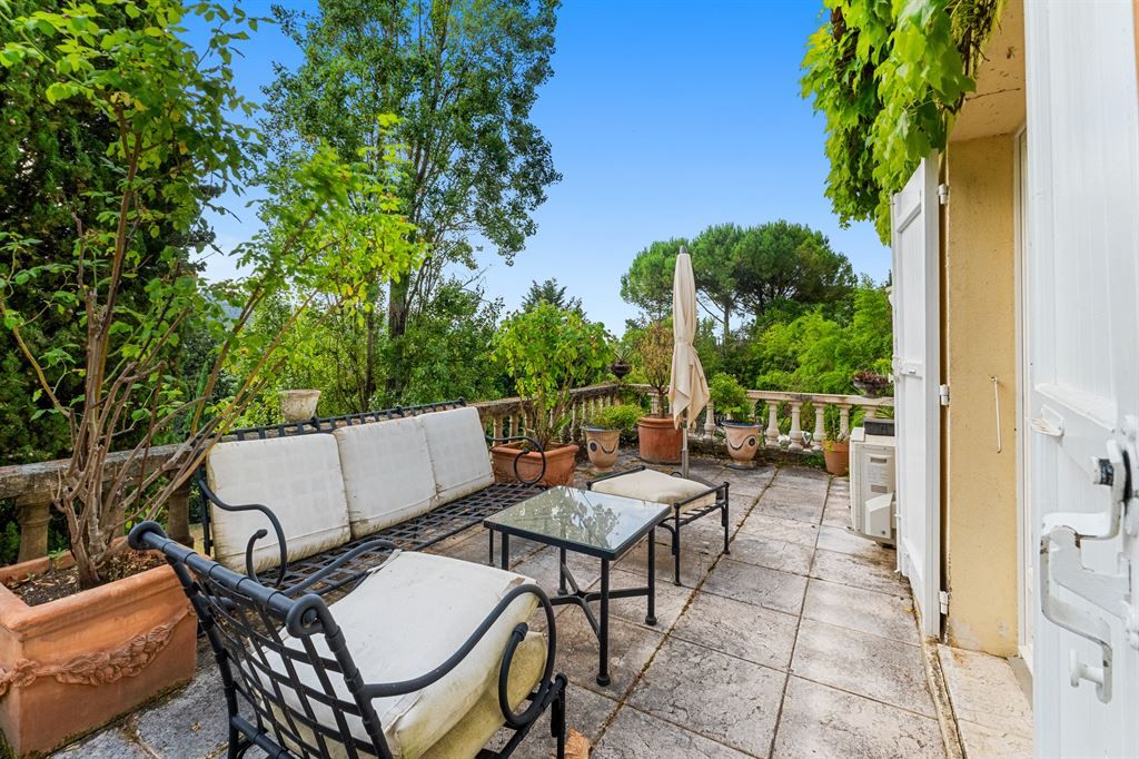 luxury villa 7 Rooms for sale on GRASSE (06130)