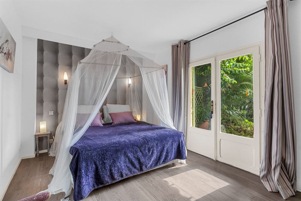 luxury villa 7 Rooms for sale on GRASSE (06130)