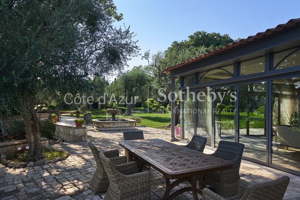 mansion 20 Rooms for sale on MOUGINS (06250)