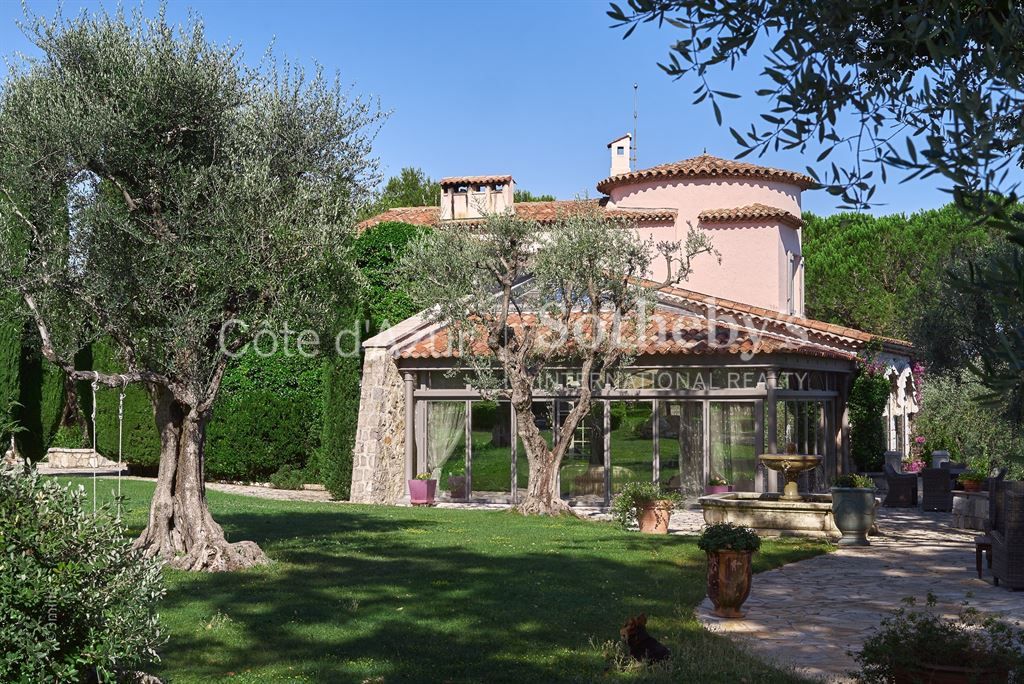 mansion 20 Rooms for sale on MOUGINS (06250)