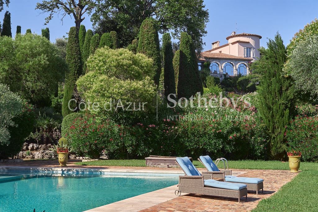 mansion 20 Rooms for sale on MOUGINS (06250)