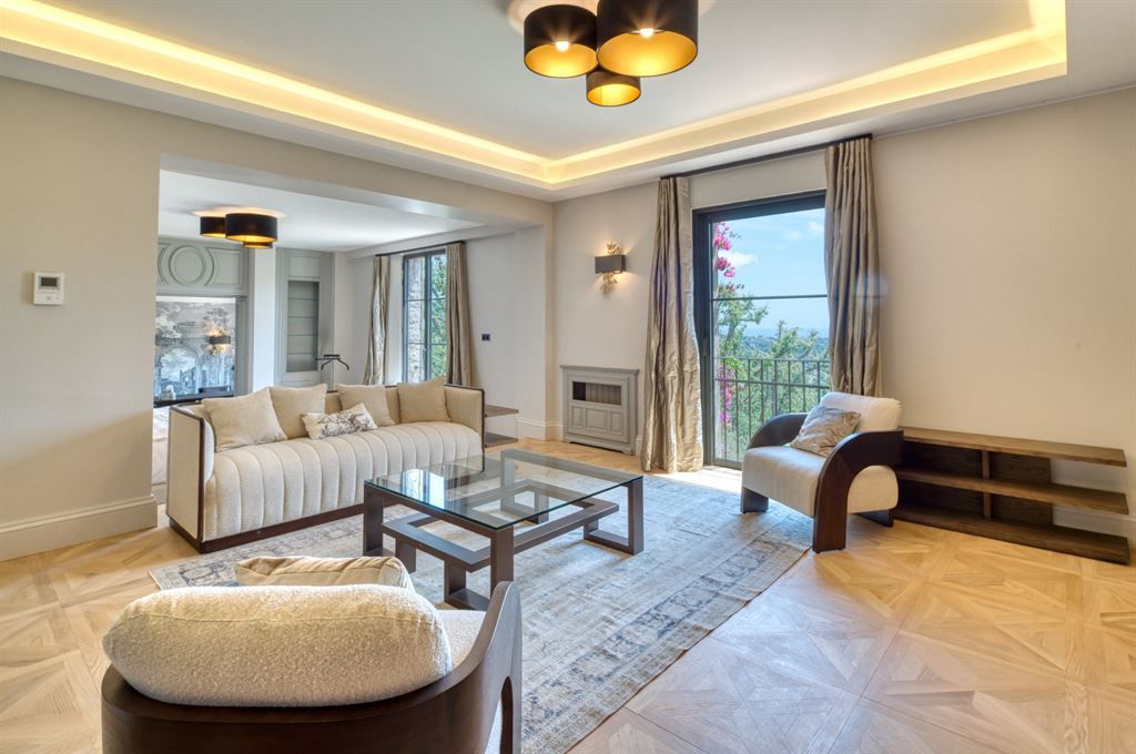 mansion 20 Rooms for sale on MOUGINS (06250)