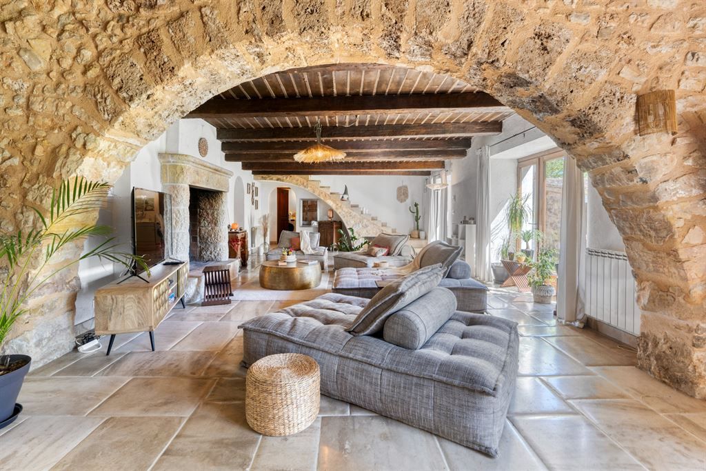 luxury villa 6 Rooms for sale on MONTAUROUX (83440)