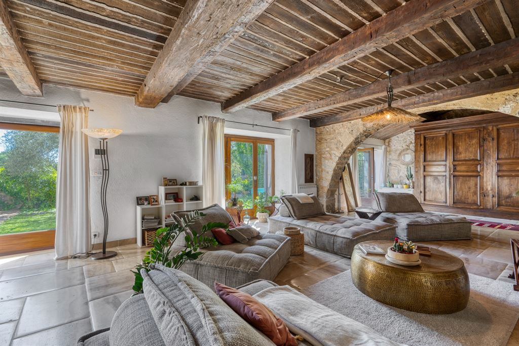 luxury villa 6 Rooms for sale on MONTAUROUX (83440)