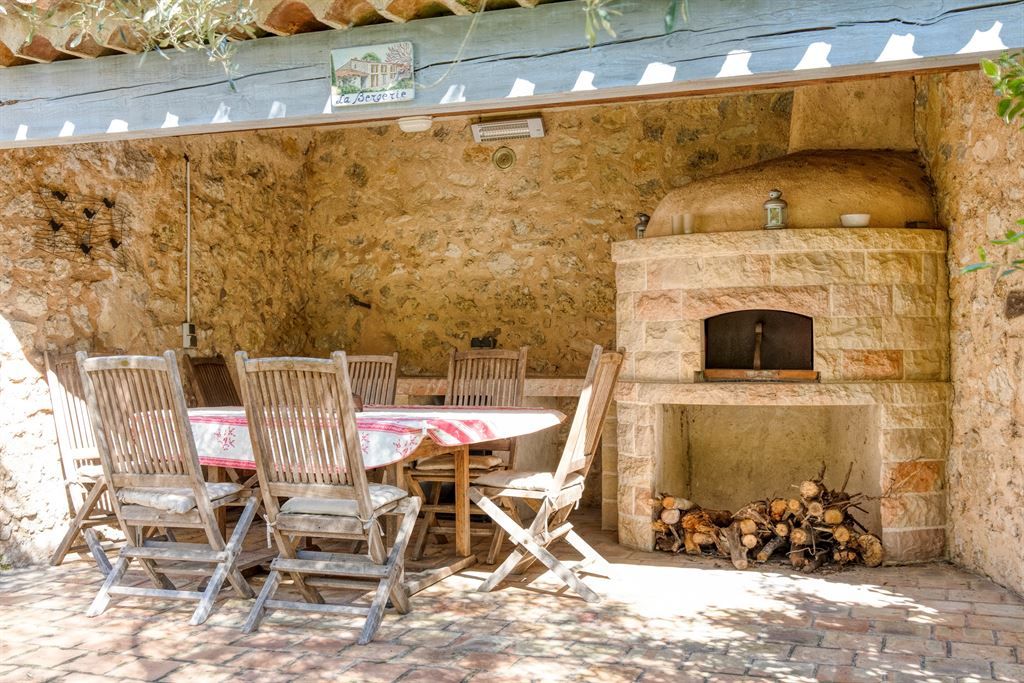 luxury villa 6 Rooms for sale on MONTAUROUX (83440)