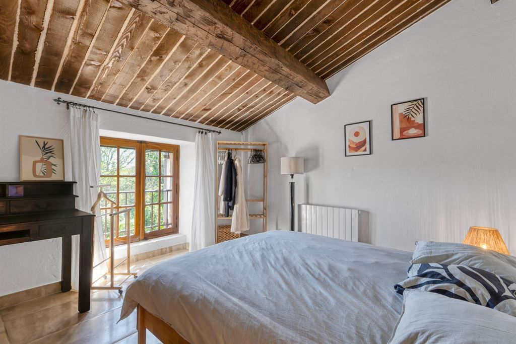 luxury villa 6 Rooms for sale on MONTAUROUX (83440)