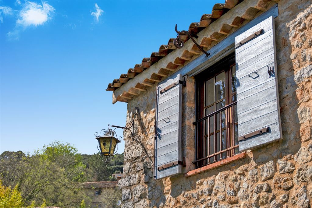 luxury villa 6 Rooms for sale on MONTAUROUX (83440)