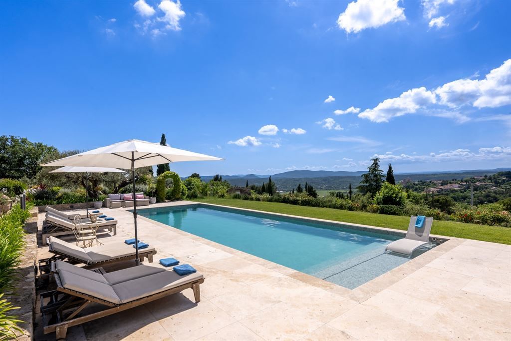 luxury provencale house 8 Rooms for sale on TOURRETTES (83440)