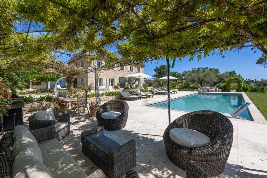luxury provencale house 8 Rooms for sale on TOURRETTES (83440)