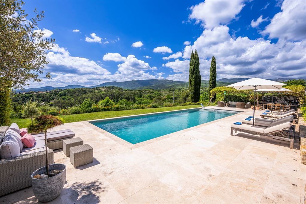 luxury provencale house 8 Rooms for sale on TOURRETTES (83440)