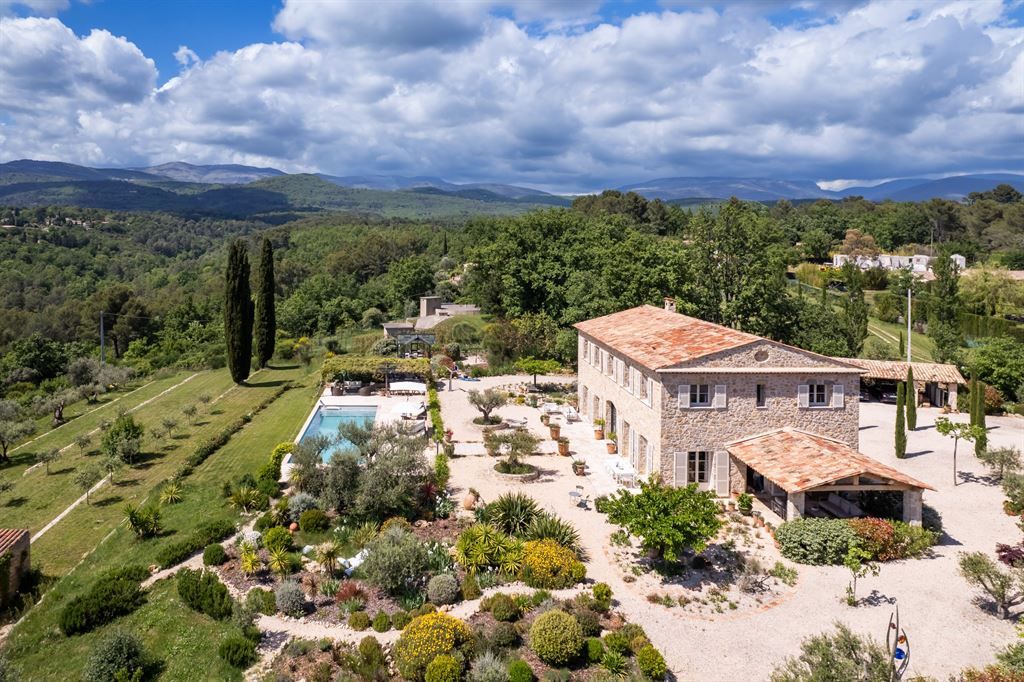 luxury provencale house 8 Rooms for sale on TOURRETTES (83440)