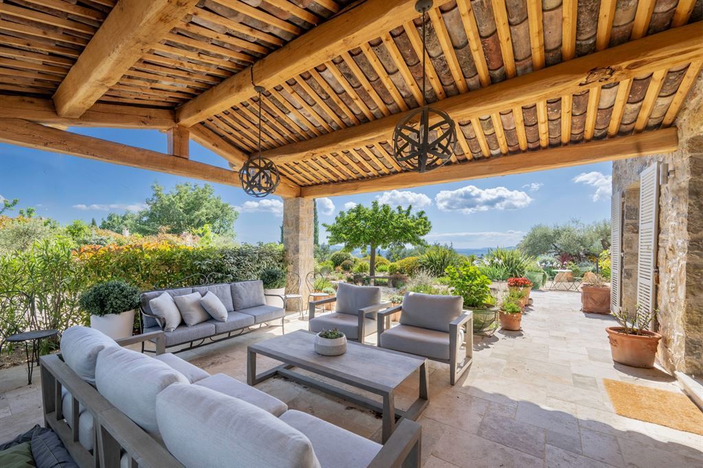 luxury provencale house 8 Rooms for sale on TOURRETTES (83440)
