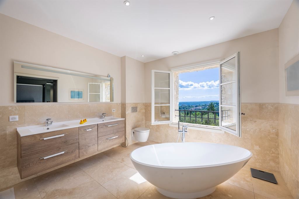 luxury provencale house 8 Rooms for sale on TOURRETTES (83440)