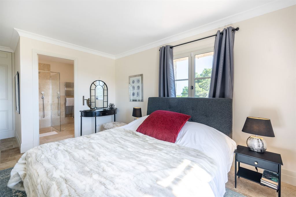 luxury provencale house 8 Rooms for sale on TOURRETTES (83440)