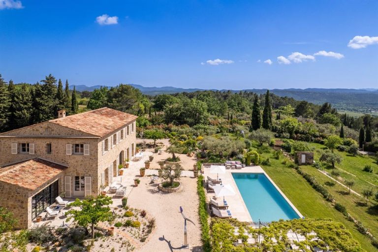 luxury provencale house 8 Rooms for sale on TOURRETTES (83440)