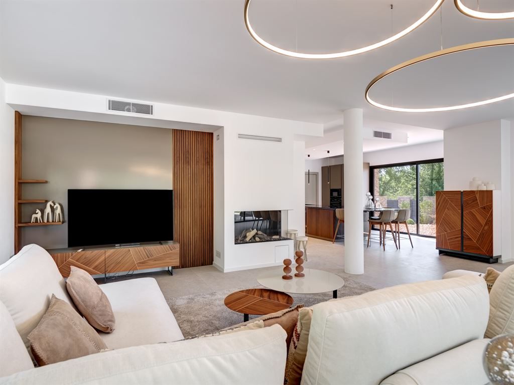 luxury villa 5 Rooms for sale on TOURRETTES (83440)