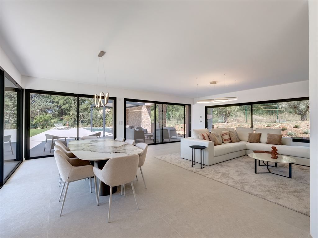 luxury villa 5 Rooms for sale on TOURRETTES (83440)